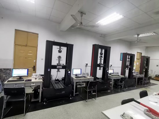 圖片新聞：北京工業(yè)大學(xué)四臺試驗(yàn)機(jī)設(shè)備交付驗(yàn)收